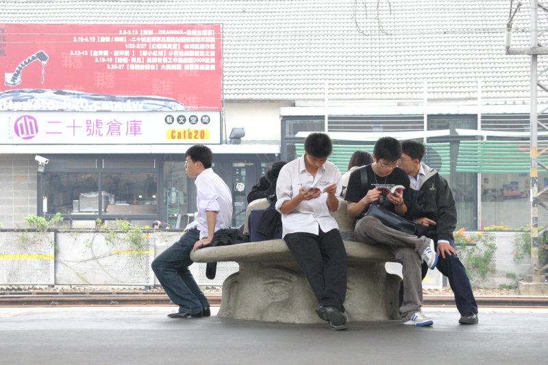 台灣鐵路旅遊攝影台中火車站月台景物篇公共藝術-大同國小美術班-巨人攝影照片122