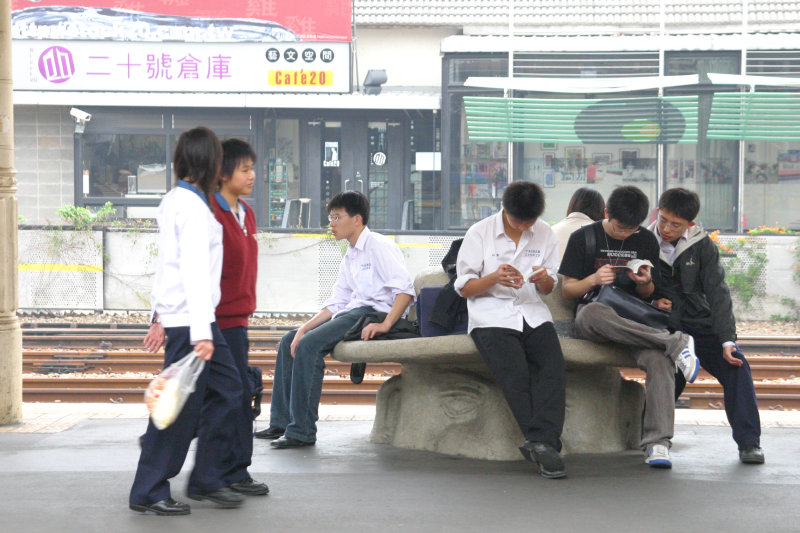 台灣鐵路旅遊攝影台中火車站月台景物篇公共藝術-大同國小美術班-巨人攝影照片123