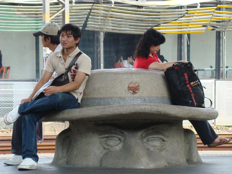 台灣鐵路旅遊攝影台中火車站月台景物篇公共藝術-大同國小美術班-巨人攝影照片124