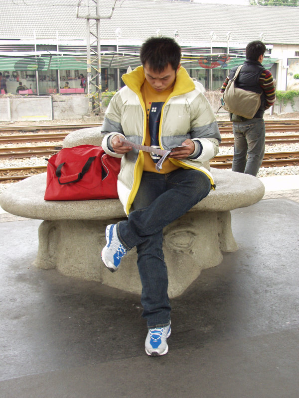 台灣鐵路旅遊攝影台中火車站月台景物篇公共藝術-大同國小美術班-巨人攝影照片127