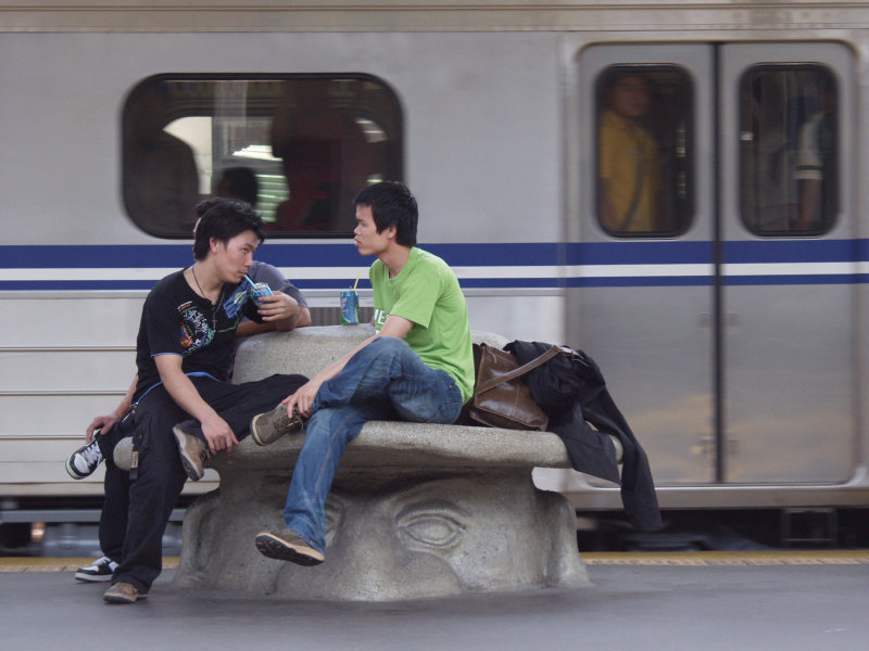 台灣鐵路旅遊攝影台中火車站月台景物篇公共藝術-大同國小美術班-巨人攝影照片129