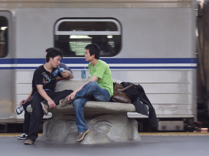 台灣鐵路旅遊攝影台中火車站月台景物篇公共藝術-大同國小美術班-巨人攝影照片130