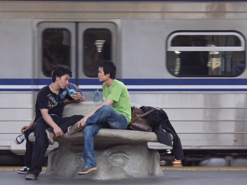 台灣鐵路旅遊攝影台中火車站月台景物篇公共藝術-大同國小美術班-巨人攝影照片132