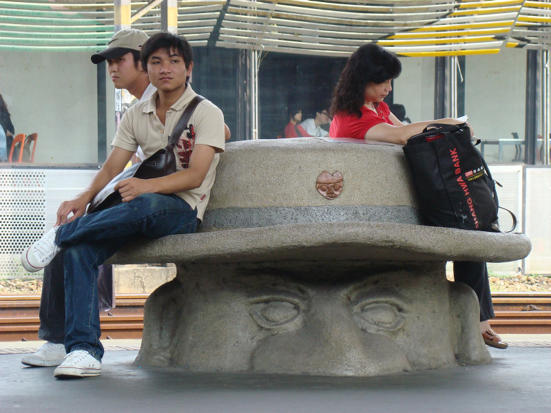台灣鐵路旅遊攝影台中火車站月台景物篇公共藝術-大同國小美術班-巨人攝影照片135