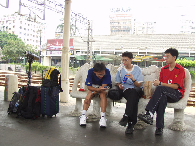 台灣鐵路旅遊攝影台中火車站月台景物篇公共藝術-大同國小美術班-巨人攝影照片137