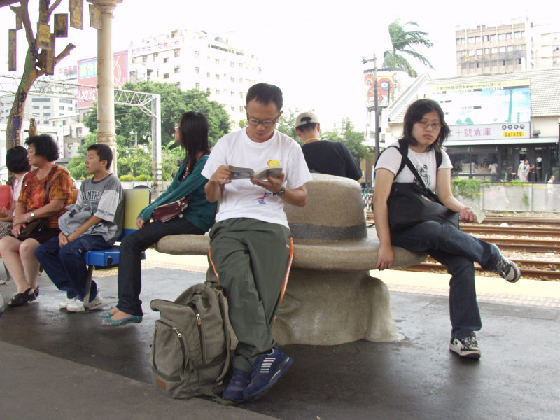 台灣鐵路旅遊攝影台中火車站月台景物篇公共藝術-大同國小美術班-巨人攝影照片141