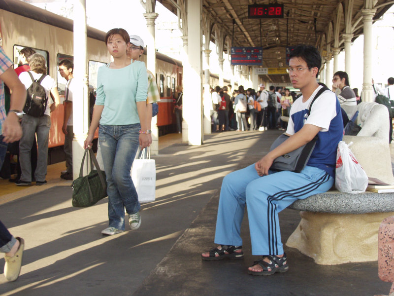 台灣鐵路旅遊攝影台中火車站月台景物篇公共藝術-大同國小美術班-巨人攝影照片143