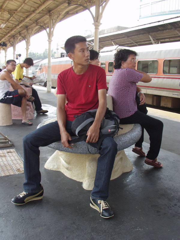 台灣鐵路旅遊攝影台中火車站月台景物篇公共藝術-大同國小美術班-巨人攝影照片144