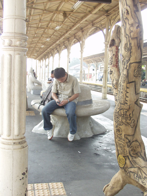 台灣鐵路旅遊攝影台中火車站月台景物篇公共藝術-大同國小美術班-巨人攝影照片145