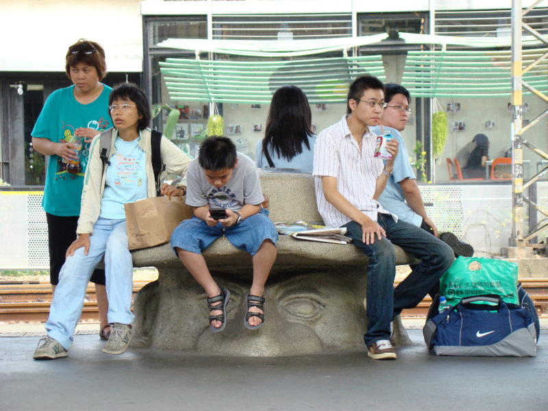 台灣鐵路旅遊攝影台中火車站月台景物篇公共藝術-大同國小美術班-巨人攝影照片146