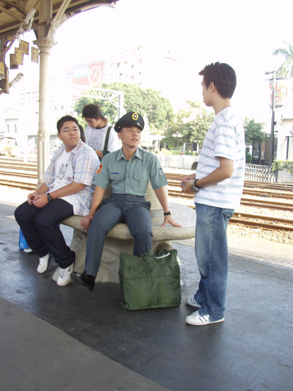 台灣鐵路旅遊攝影台中火車站月台景物篇公共藝術-大同國小美術班-巨人攝影照片147