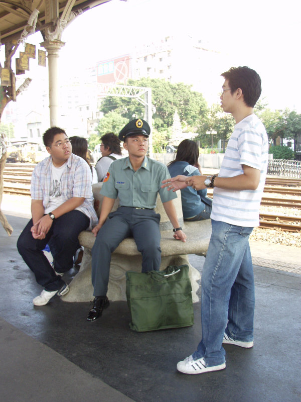 台灣鐵路旅遊攝影台中火車站月台景物篇公共藝術-大同國小美術班-巨人攝影照片149