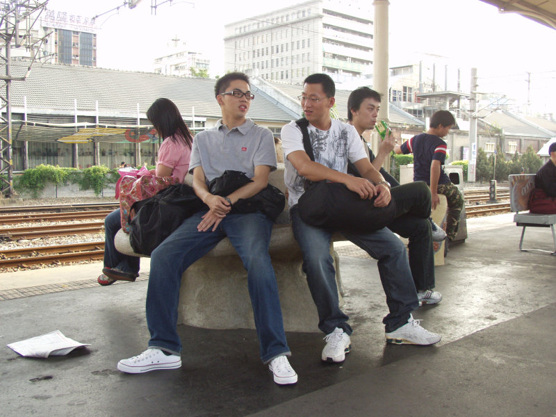 台灣鐵路旅遊攝影台中火車站月台景物篇公共藝術-大同國小美術班-巨人攝影照片155