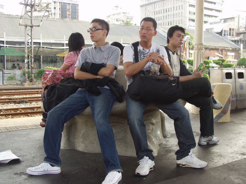 台灣鐵路旅遊攝影台中火車站月台景物篇公共藝術-大同國小美術班-巨人攝影照片156
