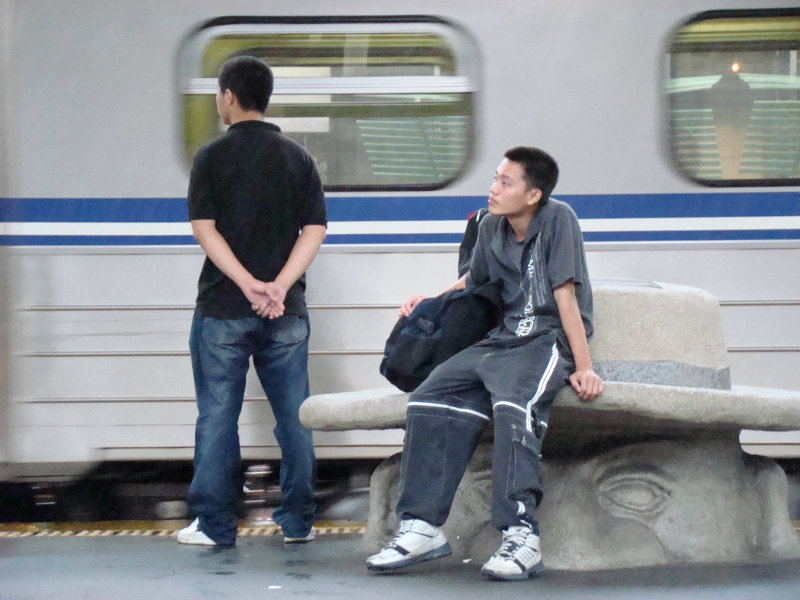 台灣鐵路旅遊攝影台中火車站月台景物篇公共藝術-大同國小美術班-巨人攝影照片157
