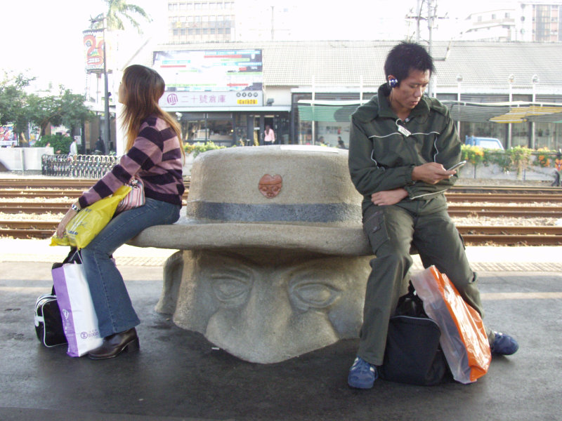 台灣鐵路旅遊攝影台中火車站月台景物篇公共藝術-大同國小美術班-巨人攝影照片160