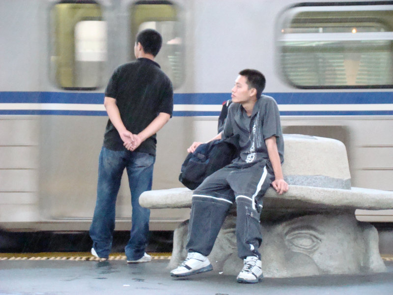 台灣鐵路旅遊攝影台中火車站月台景物篇公共藝術-大同國小美術班-巨人攝影照片162