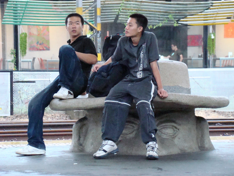 台灣鐵路旅遊攝影台中火車站月台景物篇公共藝術-大同國小美術班-巨人攝影照片163
