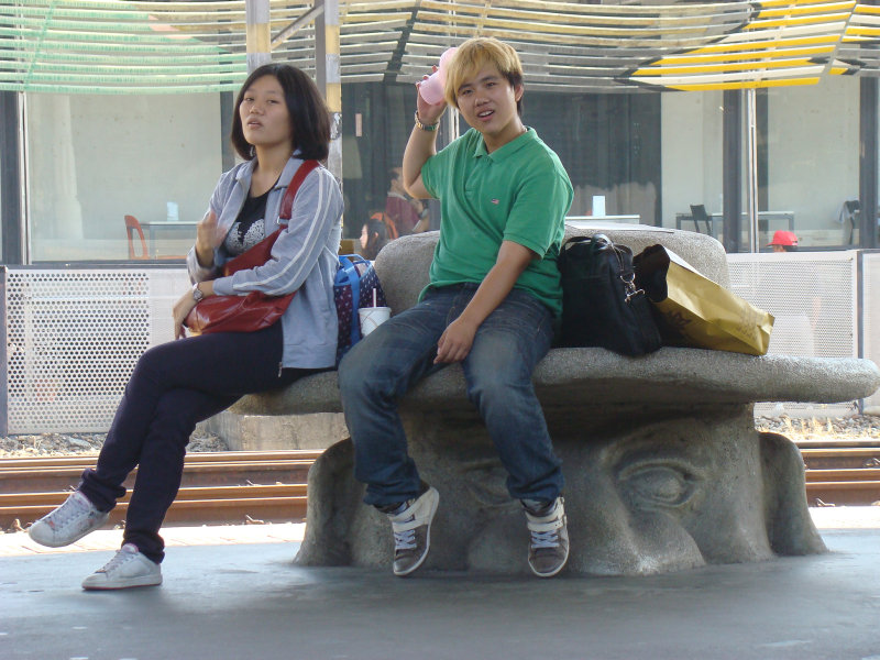 台灣鐵路旅遊攝影台中火車站月台景物篇公共藝術-大同國小美術班-巨人攝影照片166