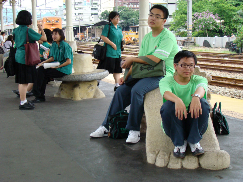 台灣鐵路旅遊攝影台中火車站月台景物篇公共藝術-大同國小美術班-巨人攝影照片167