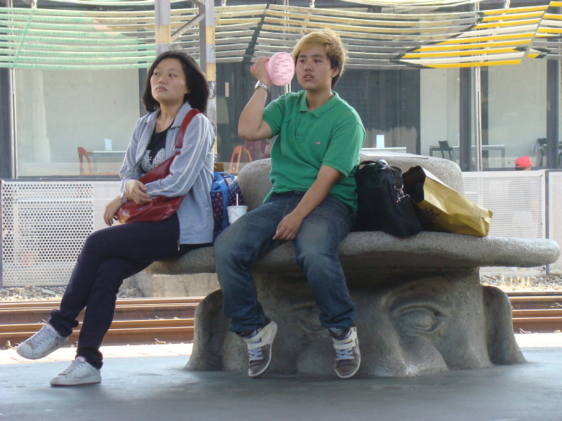 台灣鐵路旅遊攝影台中火車站月台景物篇公共藝術-大同國小美術班-巨人攝影照片168