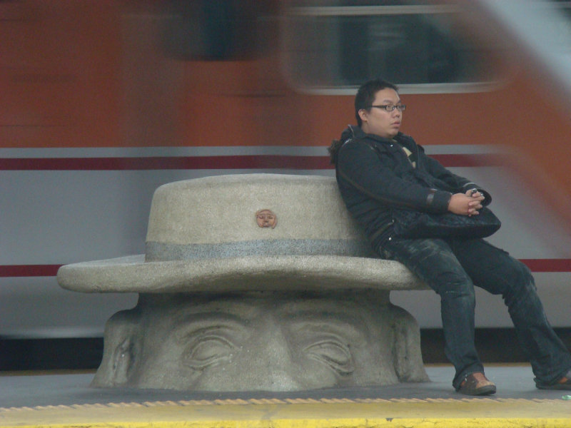 台灣鐵路旅遊攝影台中火車站月台景物篇公共藝術-大同國小美術班-巨人攝影照片173