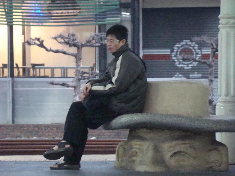 台灣鐵路旅遊攝影台中火車站月台景物篇公共藝術-大同國小美術班-巨人攝影照片174