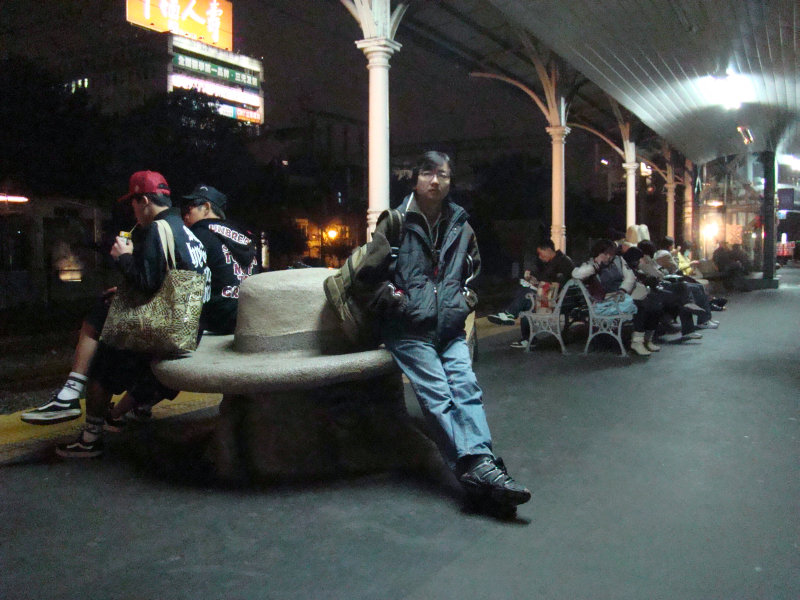 台灣鐵路旅遊攝影台中火車站月台景物篇公共藝術-大同國小美術班-巨人攝影照片175
