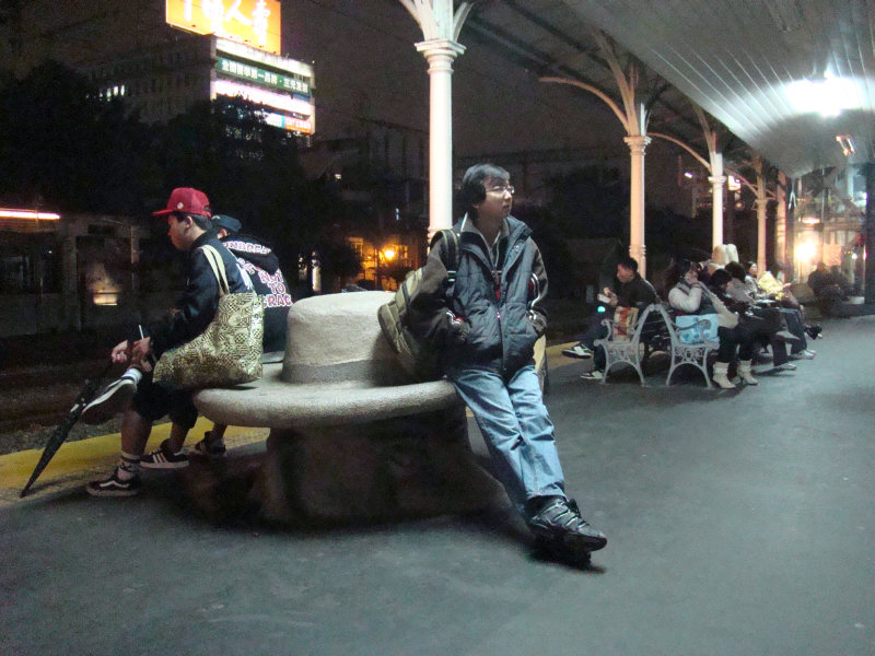 台灣鐵路旅遊攝影台中火車站月台景物篇公共藝術-大同國小美術班-巨人攝影照片176