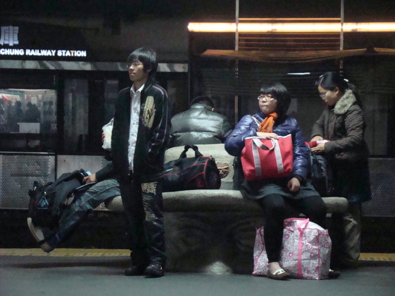 台灣鐵路旅遊攝影台中火車站月台景物篇公共藝術-大同國小美術班-巨人攝影照片177