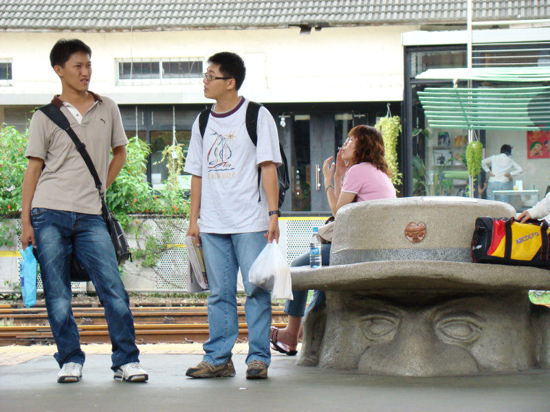 台灣鐵路旅遊攝影台中火車站月台景物篇公共藝術-大同國小美術班-巨人攝影照片178