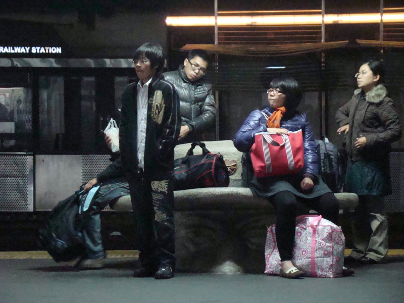 台灣鐵路旅遊攝影台中火車站月台景物篇公共藝術-大同國小美術班-巨人攝影照片179