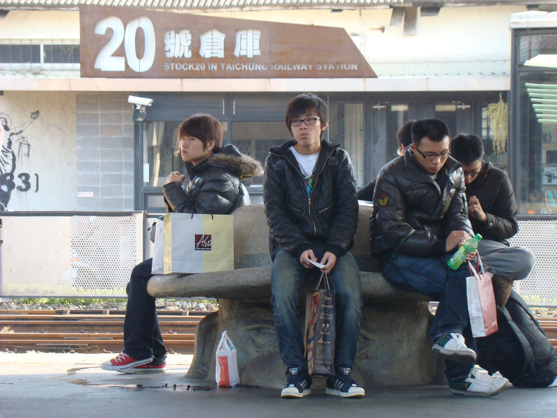 台灣鐵路旅遊攝影台中火車站月台景物篇公共藝術-大同國小美術班-巨人攝影照片180