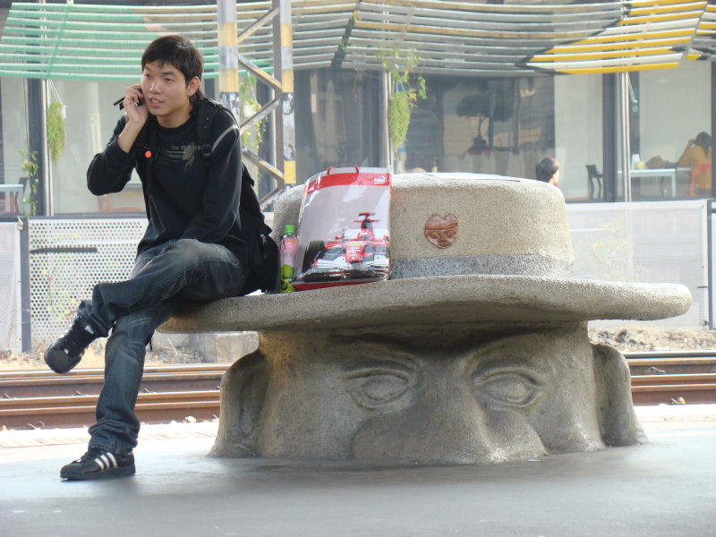 台灣鐵路旅遊攝影台中火車站月台景物篇公共藝術-大同國小美術班-巨人攝影照片184