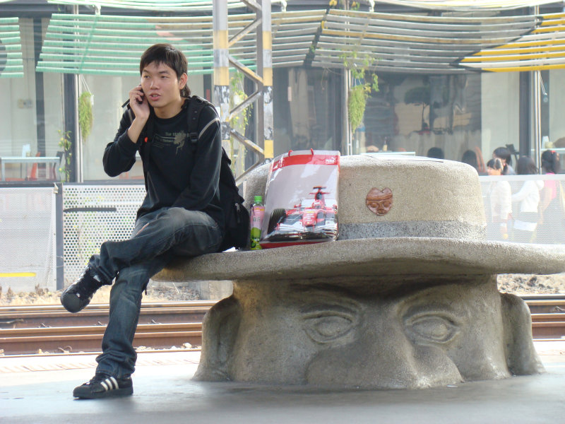 台灣鐵路旅遊攝影台中火車站月台景物篇公共藝術-大同國小美術班-巨人攝影照片185