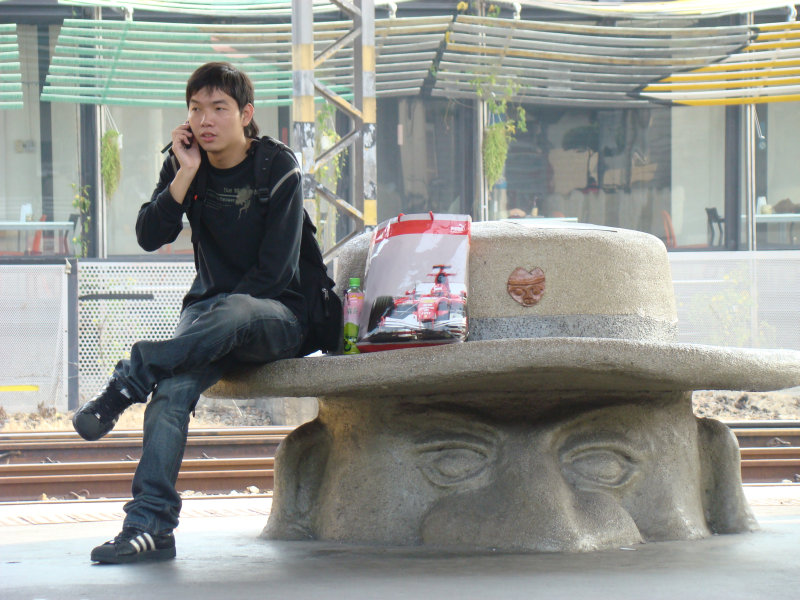 台灣鐵路旅遊攝影台中火車站月台景物篇公共藝術-大同國小美術班-巨人攝影照片186