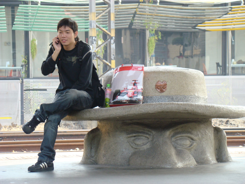 台灣鐵路旅遊攝影台中火車站月台景物篇公共藝術-大同國小美術班-巨人攝影照片187