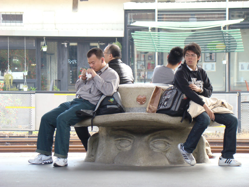 台灣鐵路旅遊攝影台中火車站月台景物篇公共藝術-大同國小美術班-巨人攝影照片188