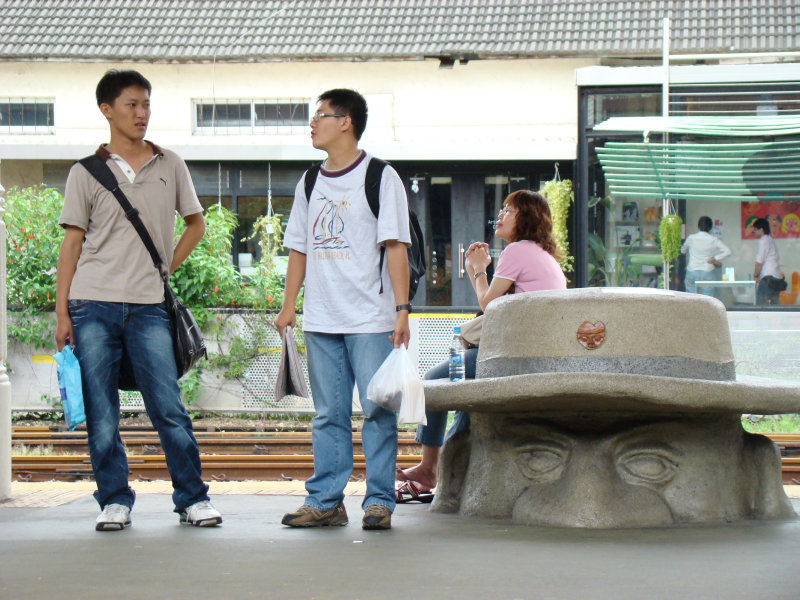 台灣鐵路旅遊攝影台中火車站月台景物篇公共藝術-大同國小美術班-巨人攝影照片189