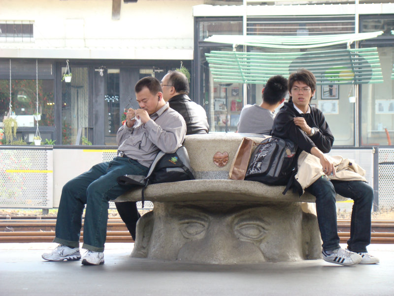 台灣鐵路旅遊攝影台中火車站月台景物篇公共藝術-大同國小美術班-巨人攝影照片190