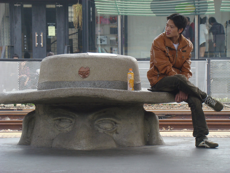台灣鐵路旅遊攝影台中火車站月台景物篇公共藝術-大同國小美術班-巨人攝影照片193