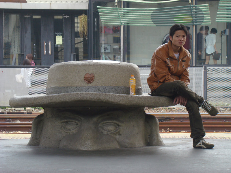 台灣鐵路旅遊攝影台中火車站月台景物篇公共藝術-大同國小美術班-巨人攝影照片194