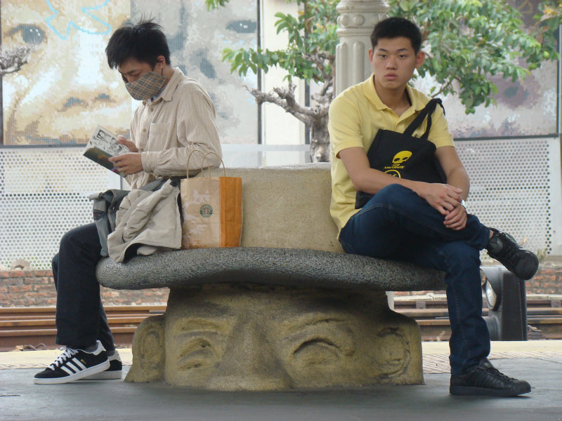 台灣鐵路旅遊攝影台中火車站月台景物篇公共藝術-大同國小美術班-巨人攝影照片199