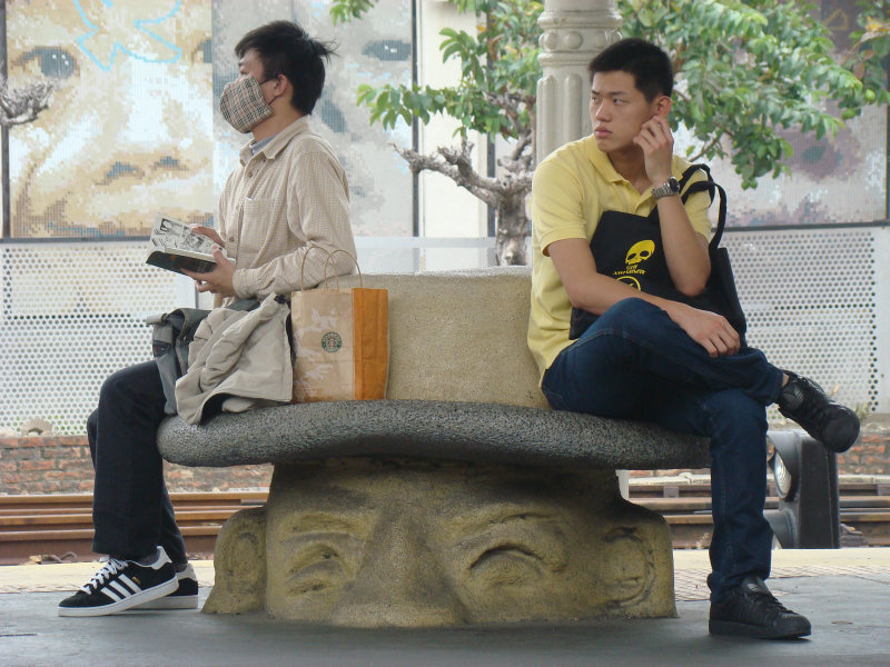 台灣鐵路旅遊攝影台中火車站月台景物篇公共藝術-大同國小美術班-巨人攝影照片202