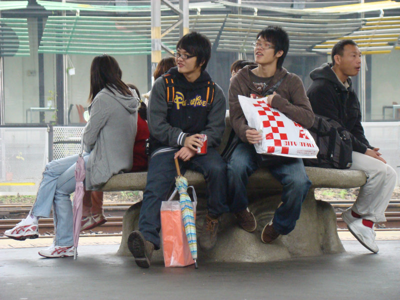 台灣鐵路旅遊攝影台中火車站月台景物篇公共藝術-大同國小美術班-巨人攝影照片205