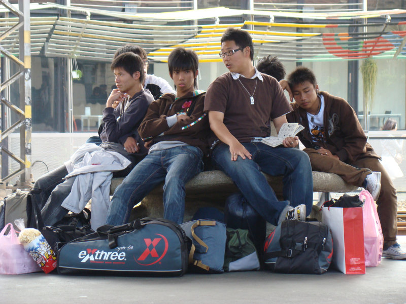 台灣鐵路旅遊攝影台中火車站月台景物篇公共藝術-大同國小美術班-巨人攝影照片225