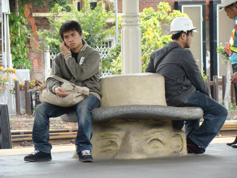 台灣鐵路旅遊攝影台中火車站月台景物篇公共藝術-大同國小美術班-巨人攝影照片229