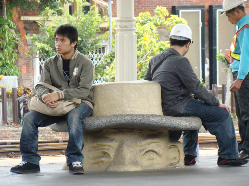 台灣鐵路旅遊攝影台中火車站月台景物篇公共藝術-大同國小美術班-巨人攝影照片230