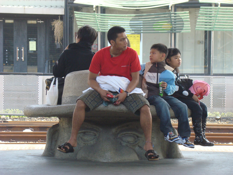 台灣鐵路旅遊攝影台中火車站月台景物篇公共藝術-大同國小美術班-巨人攝影照片238