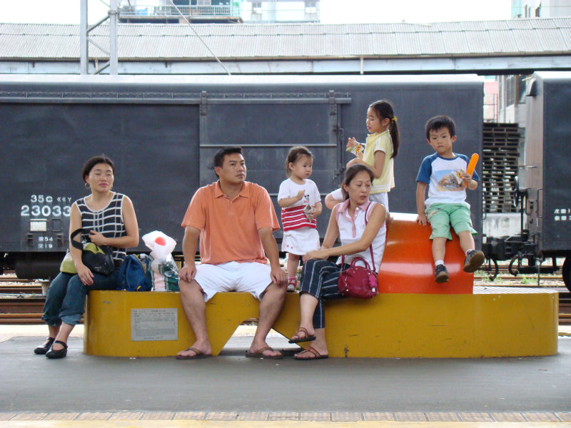 台灣鐵路旅遊攝影台中火車站月台景物篇公共藝術-朱品香-巨人足跡攝影照片1